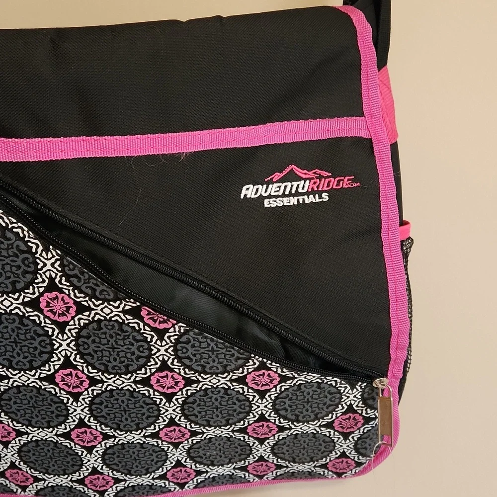 AdventuRidge Essentials messenger bag backpack. Size 16x15